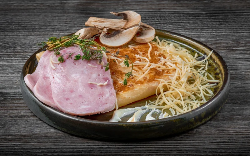 Блин с ветчиной, сыром и грибами
