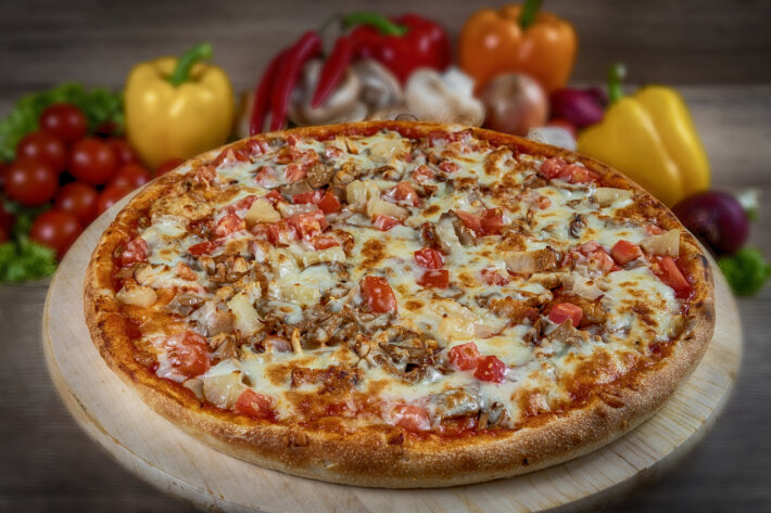 Пицца с курицей и грибами