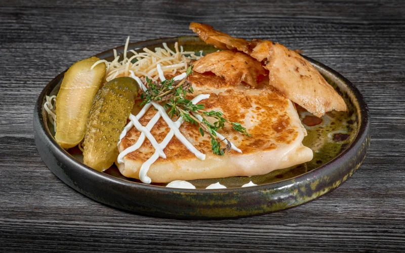 Блин с филе цыплёнка, майонезом, огурцами маринованными и сыром