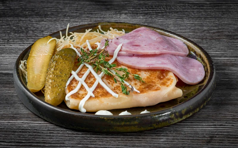 Блин с ветчиной, сыром, маринованными огурцами и майонезом