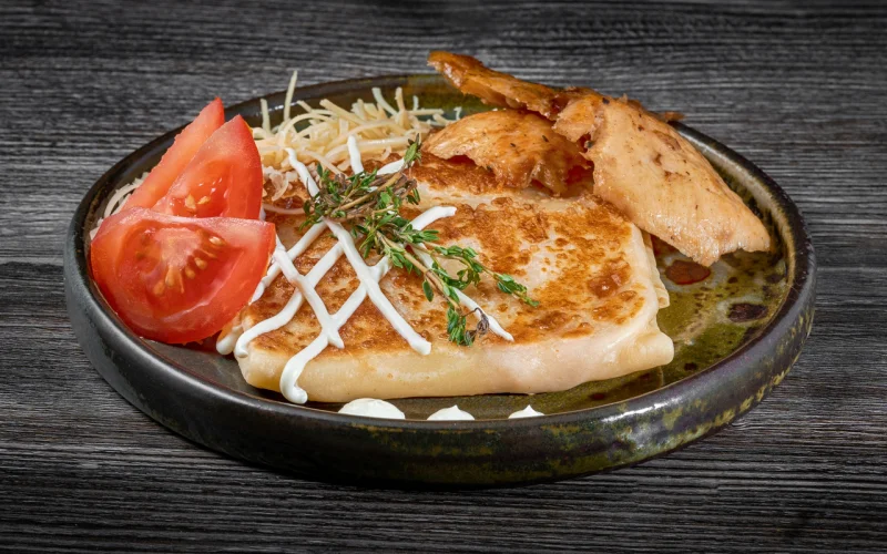 Блин с филе цыплёнка, майонезом, помидорами и сыром