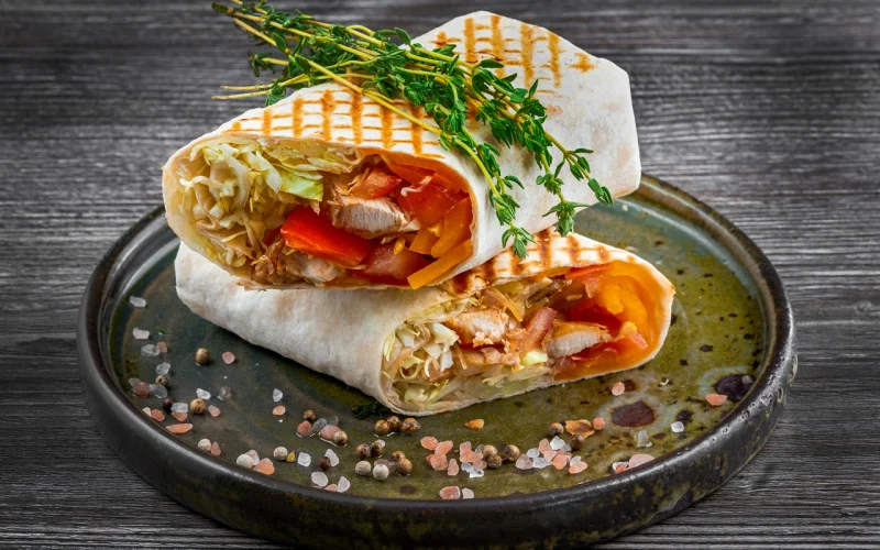 Шаурма с курицей, перцем и помидорами