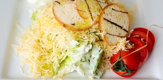Салат «Цезарь» с курицей и соусом «Песто»