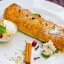 Штрудель с яблоками, грецкими орехами и шариком мороженого