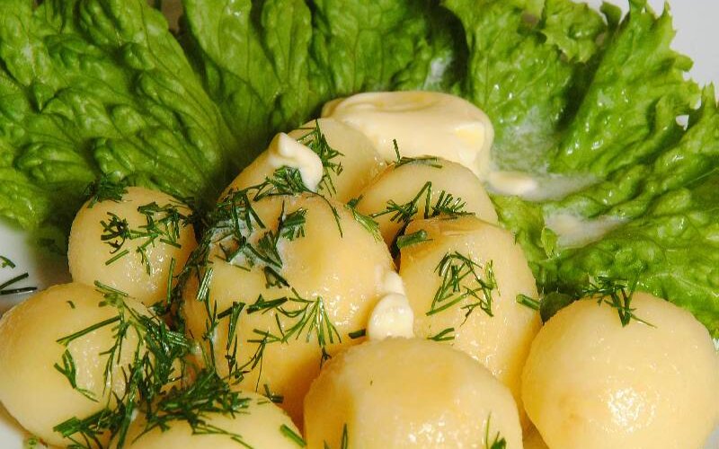 Картофель отварной с маслом и зеленью