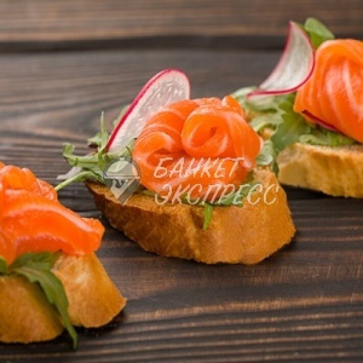 Мини-брускетта с копченым лососем, рукколой и мангольдом