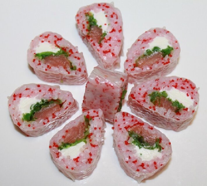 Спринг-ролл с красной икрой тобико