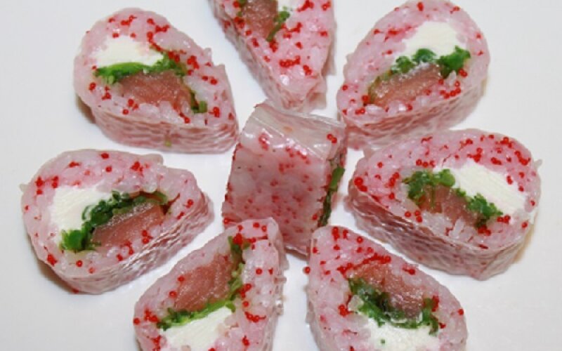 Спринг-ролл с красной икрой тобико