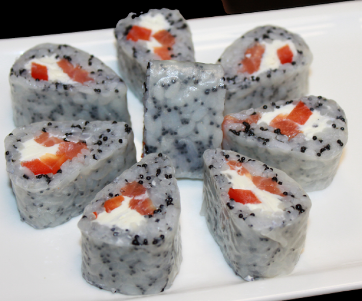 Спринг-ролл с чёрной икрой тобико