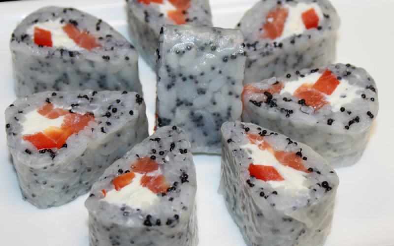 Спринг-ролл с чёрной икрой тобико