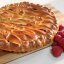 Закрытый пирог с творогом и клубникой