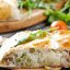 Закрытый рыбный пирог из тунца, яйца, риса и зелёного лука