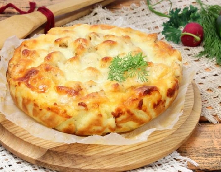 Закрытый пирог с сыром и курицей