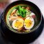 Пряный соевый суп Рамен с курицей, лапшой и яйцом