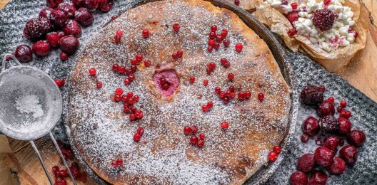 Пирог с творогом и ягодами