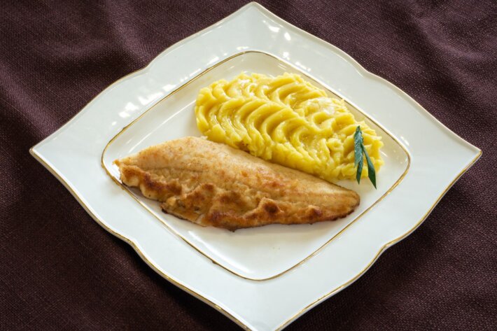 Рыба, жаренная с картофельным пюре