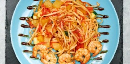 WOK лапша с креветками и такуаном