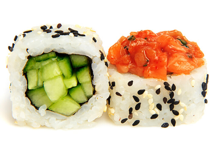 Сладкий ролл тартар из лосося с огурцом