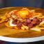 Картофель фри с колбасками и глазуньей