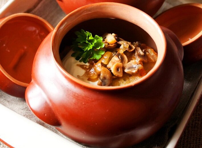 Драники в горшочке с лисичками и сметанным соусом