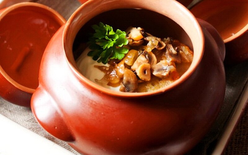 Драники в горшочке с лисичками и сметанным соусом