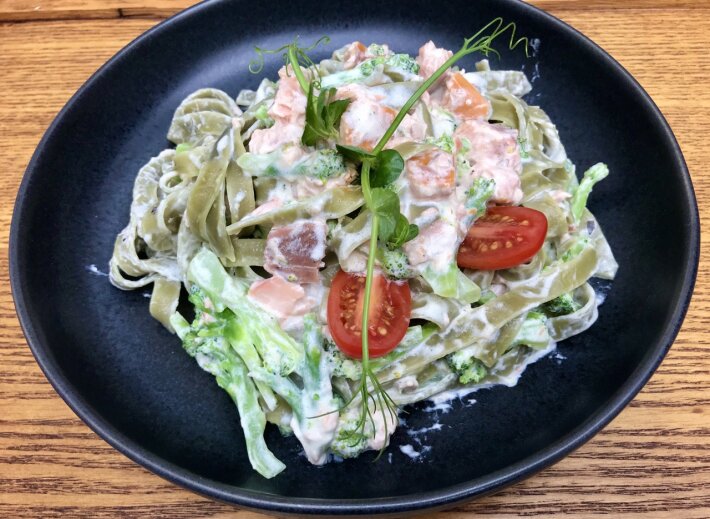 Зелёная паста с лососем и брокколи в сливочном соусе