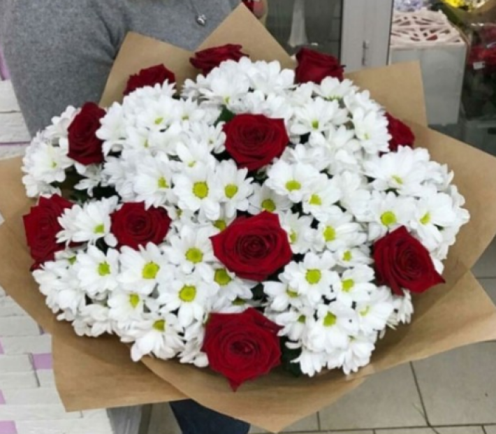 большой букет ромашек с красными розами