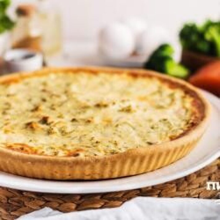 Киш с красной рыбой и брокколи