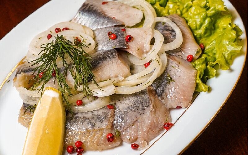 Сельдь с луком и картофелем