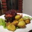 Стейк с яблоком и клюквенным соусом