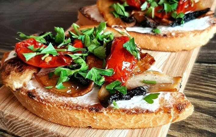Брускетта с курицей, помидорами и сладким перцем