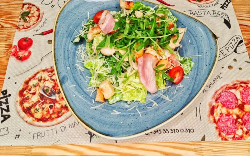 Салат «Цезарь» с куриным филе и беконом