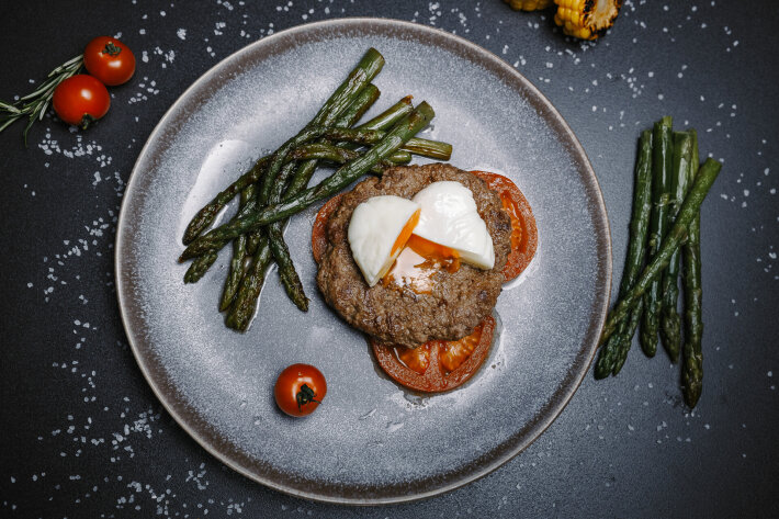 Бифштекс из говядины с яйцом пашот и спаржей