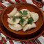 Вареники с картофелем, белыми грибами и сметаной