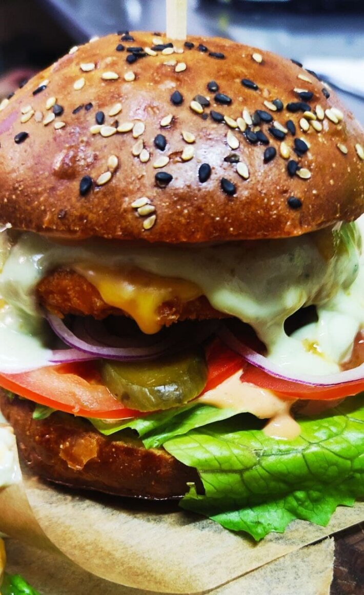 Бургер с котлетой «Криспи Чикен» под соусом Blue Cheese