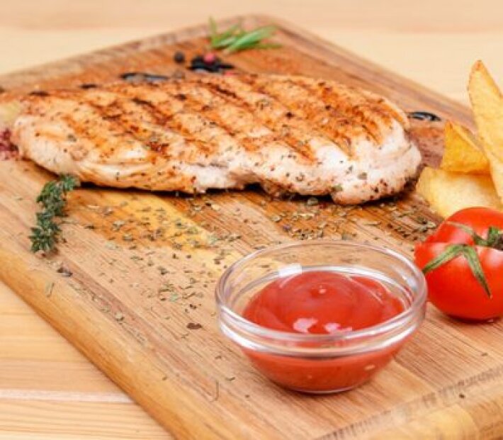 Стэйк из курицы, подается с соусом и зеленым салатом