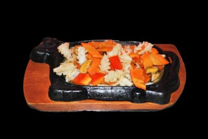 Кальмар с морепродуктамиТе Бань-Ююй жареные на раскаленной сковороде с овощами