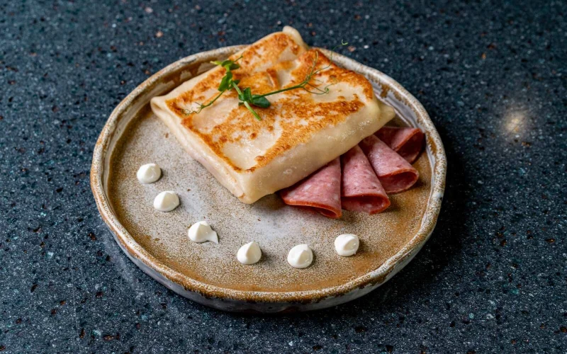 Блин с колбасой из мяса птицы варёно-копчёной и майонезом