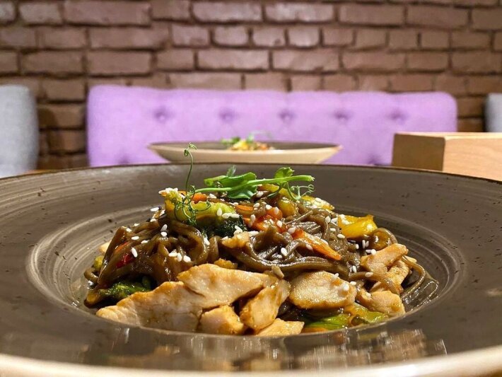 Лапша гречневая с индейкой, овощами и соусом «Терияки»