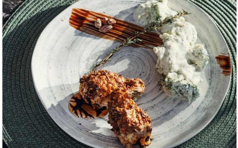 Куриные бедрышки в фисташках с соусом из брокколи и сливок