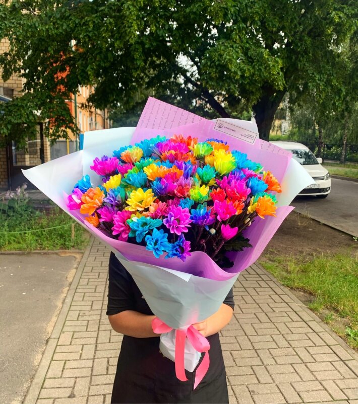 Букет из 75 радужных ромашек (9 веток хризантем)