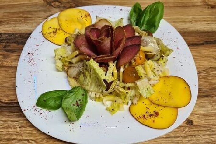 Салат с бастурмой