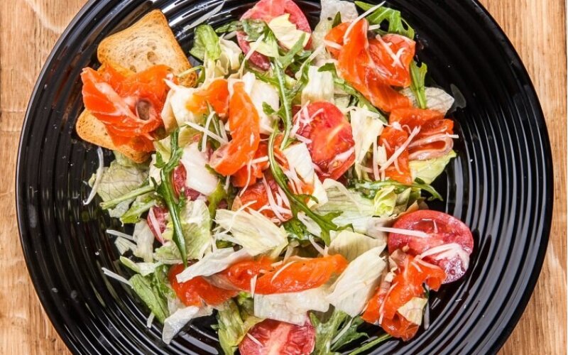 Салат «Цезарь с сёмгой»