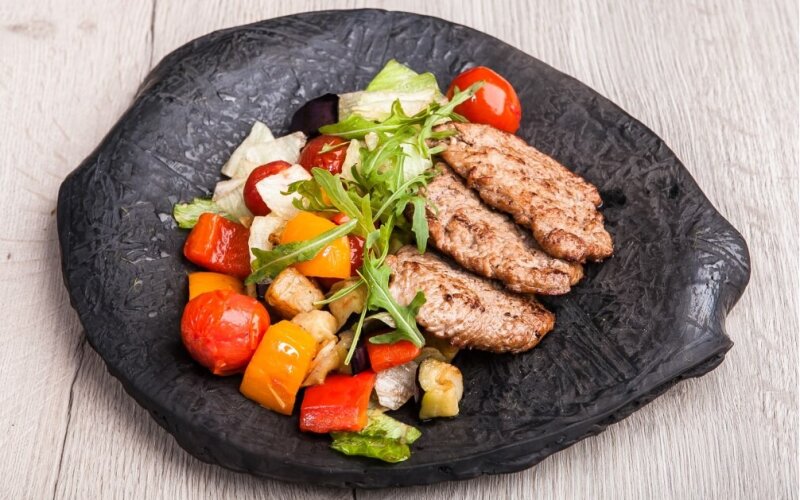 Тёплый салат с телятиной