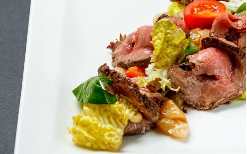 Ростбиф с черри, ананасом и каперсами