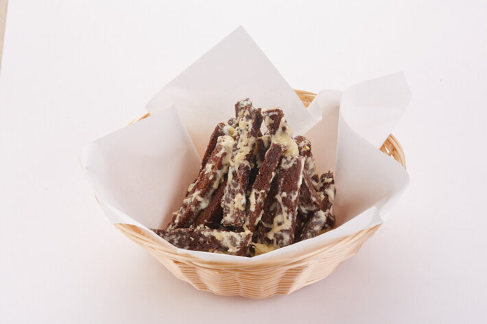 Гренки с сырным соусом