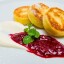 Сырники с джемом и сметаной