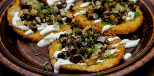 Драники со сливочным соусом и грибами