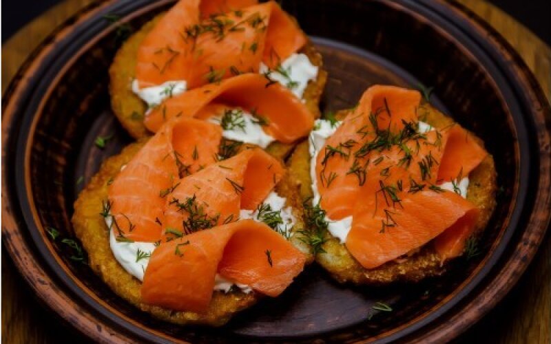 Драники с сёмгой и творожным кремом