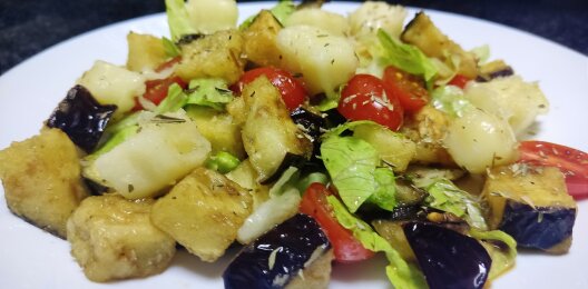 Салат с баклажаном и жареной моцареллой